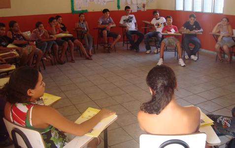 Adolescentes debatem em grupos de trabalho alt